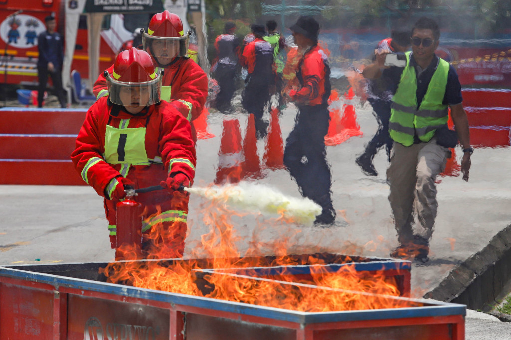  Personel Gulkarmat berupaya memadamkan api saat mengikuti Jakarta Fire Safety Challenge 2025 di Kantor Dinas Penanggulangan Kebakaran dan Penyelamatan (Gulkarmat) Provinsi DKI Jakarta, Selasa, 16 September 2025. 