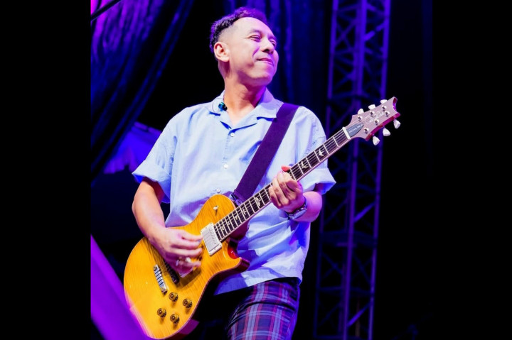 Seperti lagu Batu Karang, dia berduet dengan Pay Burman ex Gitaris Slank dengan mengedepankan suara lengkingan vokal ala rocker 80an. Kemudian lagu yang berjudul Derita Pencipta akan membawa pendengar bernostalgia dengan Nirvana. Alunan Distorsi khas Def Leppard dapat dirasakan di lagu berjudul Cahaya dengan lirik yang unik yang menceritakan bumi sedang dalam kondisi darurat karena diserang alien. 