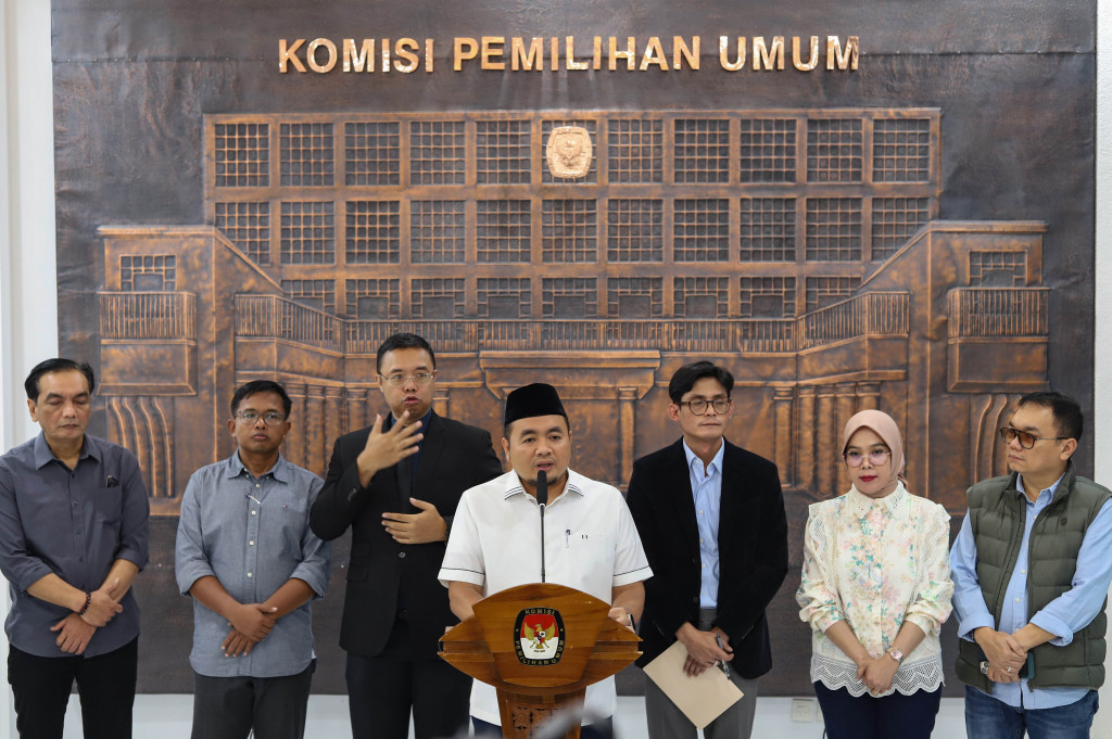 Komisi Pemilihan Umum (KPU) RI membatalkan Keputusan KPU RI Nomor 731 Tahun 2025 soal 16 dokumen syarat pendaftaran calon presiden dan calon wakil presiden sebagai informasi publik yang dikecualikan atau tidak bisa dibuka untuk publik tanpa persetujuan dari capres-cawapres terkait.