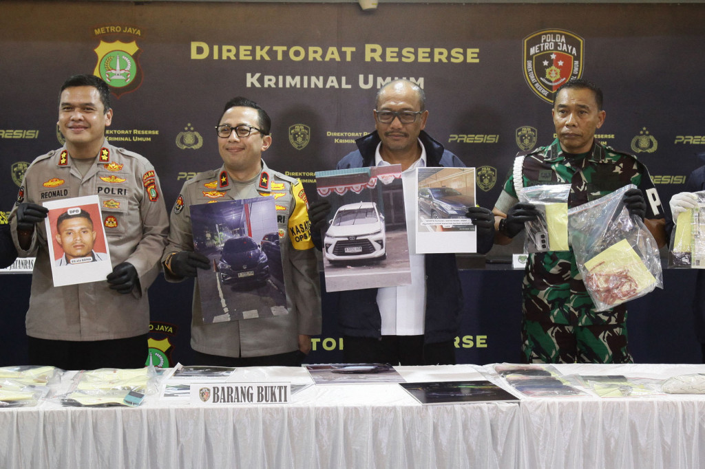 Kabid Humas Polda Metro Jaya, Brigjen Ade Ary Syam, Dirkrimum Polda Metro Jaya Kombes Wira Satya Triputra, Danpomdam Jaya Kolonel CPM Donny Agus, memberikan keterangan pers saat rilis kasus penculikan dan pembunuhan terhadap M Ilham Pradipta (MIP) seorang kepala cabang bank pemerintah dengan menghadirkan para tersangka di Mapolda Metro Jaya, Jakarta, Selasa, 16 September 2025. 