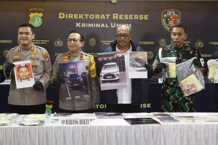 Kabid Humas Polda Metro Jaya, Brigjen Ade Ary Syam, Dirkrimum Polda Metro Jaya Kombes Wira Satya Triputra, Danpomdam Jaya Kolonel CPM Donny Agus, memberikan keterangan pers saat rilis kasus penculikan dan pembunuhan terhadap M Ilham Pradipta (MIP) seorang kepala cabang bank pemerintah dengan menghadirkan para tersangka di Mapolda Metro Jaya, Jakarta, Selasa, 16 September 2025. 