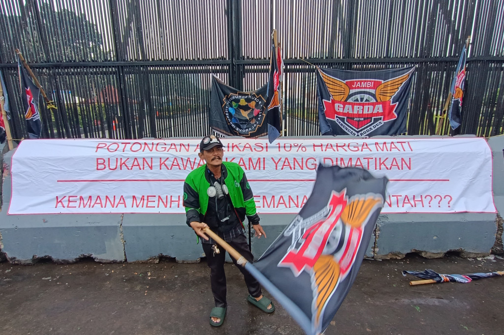 Mereka tiba di depan Gedung DPR/MPR pada Rabu, 17 September 2025, sekitar pukul 13.25 WIB,saat kawasan itu diguyur hujan cukup deras.