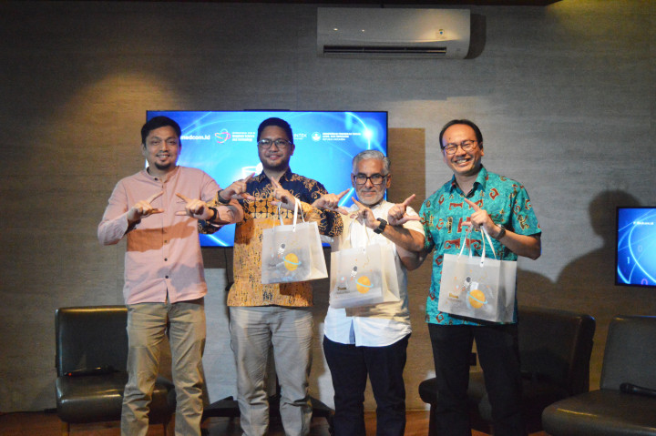 Diketahui, dalam kesempatan yang sama juga dilakukan diskusi terkait fisika kuantum dengan menghadirkan Guru Besar Fisika Teori IPB University Prof Dr Husin Alatas, serta Ketua Kelompok Riset Fisika Kuantum, Magnetik, dan Ionik Universitas Indonesia (UI) Dr Adam Badra Cahaya.