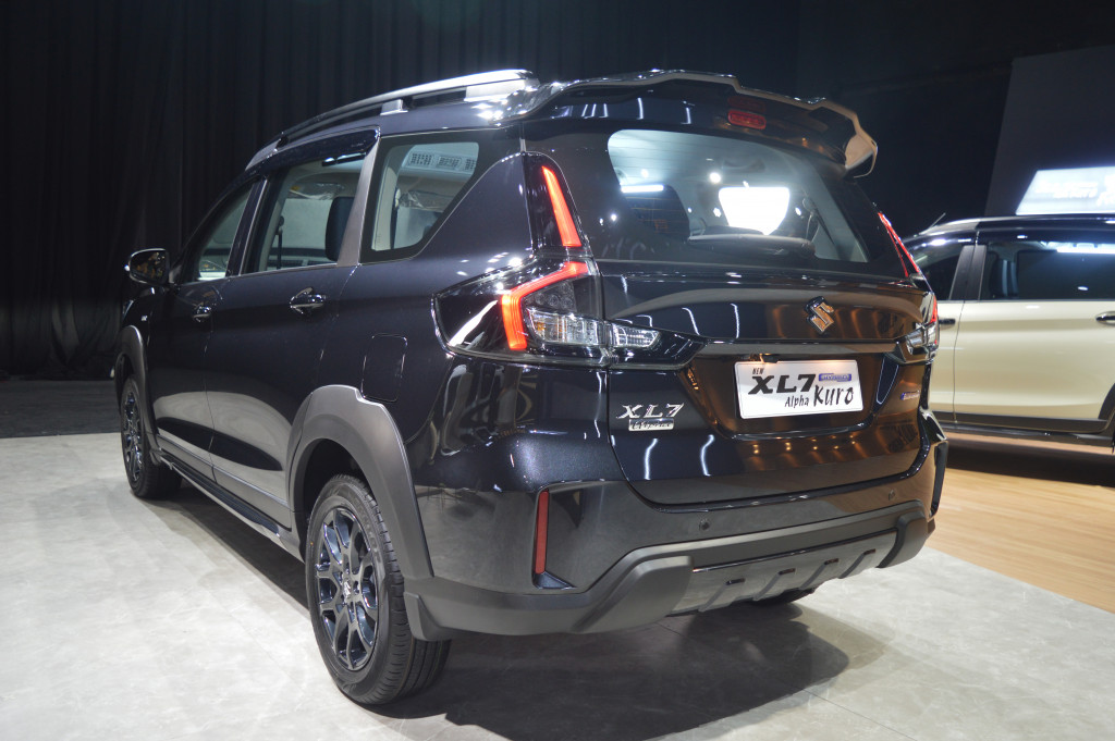 “Terinspirasi dari diksi Jepang, Kuro memiliki arti hitam, warna yang eksklusif, elegan serta tangguh. New XL7 Hybrid Alpha Kuro secara kuat menyajikan esensi tersebut. Kami hadirkan sembilan penyempurnaan utama untuk mempertegas tampilannya melalui aksen hitam. Varian baru ini tetap setia pada nilai keunggulan new XL7,” ujar Minoru Amano melalui siaran Youtube.