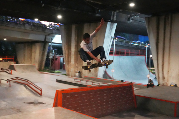 Bagi komunitas lokal, Fly Over Slipi Skate Park bukan hanya arena bermain, tetapi juga ruang ekspresi dan kolaborasi. Kehadiran tempat ini sekaligus menjadi alternatif ruang kreatif di tengah minimnya fasilitas publik di ibu kota. 