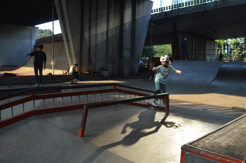 Suasana di kawasan tersebut kian hidup pada sore hingga malam hari. Selain berlatih trik skateboard, pengunjung juga datang untuk bersosialisasi, hingga sekadar berkumpul.
