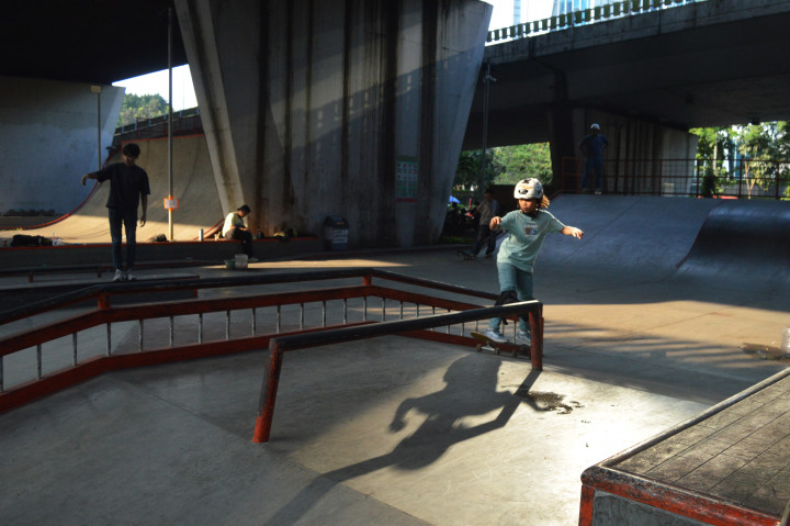 Suasana di kawasan tersebut kian hidup pada sore hingga malam hari. Selain berlatih trik skateboard, pengunjung juga datang untuk bersosialisasi, hingga sekadar berkumpul.