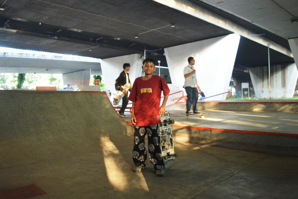 “Aku biasanya langsung ke sini habis pulang sekolah. Main sampai sore, kadang sama teman-teman juga. Seru banget bisa belajar trik baru,” ujar Kenzi, siswa kelas 5 SD yang rutin bermain di Slipi Skate Park, Selasa, 23 September 2025.