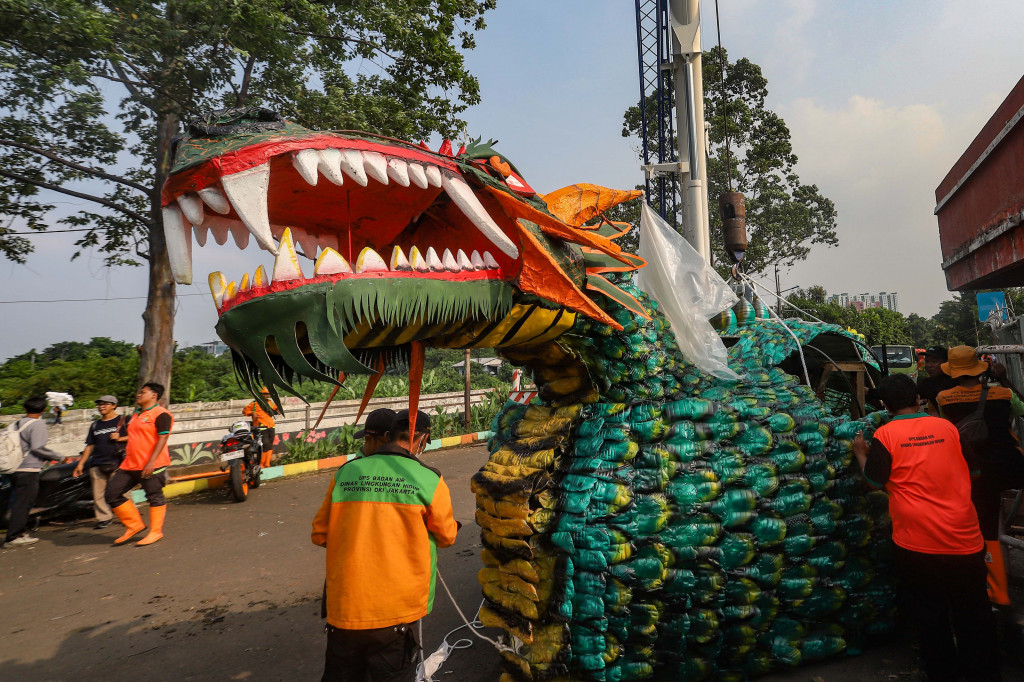 Beragam bentuk perahu yang berasal dari sejumlah kecamatan di DKI Jakarta yang dibuat dari sampah plastik seperti botol, kantong plastik dan galon itu akan mengikuti Festival Cinta Lingkungan (Cilung).
