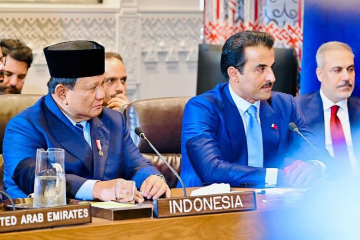 Di antara deretan pemimpin dunia yang hadir, ada satu momen ringan namun penuh makna. Presiden Trump, dalam pengantar pertemuannya, tidak hanya berbicara tentang pentingnya forum tersebut bagi perdamaian di Timur Tengah, tetapi juga menyempatkan diri memberikan apresiasi khusus kepada Presiden Prabowo.