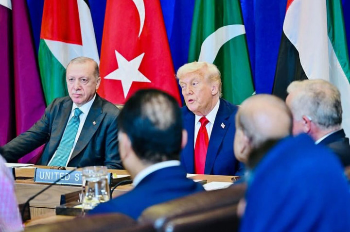 Dengan senyum yang disambut tatapan penuh perhatian dari para delegasi, Presiden Trump melontarkan pujiannya secara terbuka.