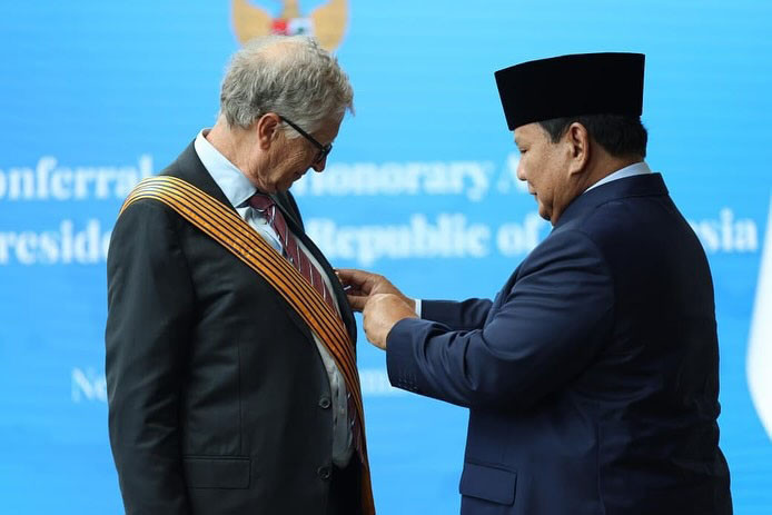 Oleh karenanya, Presiden Prabowo menganugerahkan penghargaan Order of Distinguished Stars – Bintang Jasa Utama kepada William Henry Gates III atau Bill Gates. Penganugerahan ini diberikan sebagai penghargaan atas jasa dan dedikasi luar biasa Bill Gates dalam bidang dan kegiatan yang sangat bermanfaat bagi keselamatan, kesejahteraan, serta kejayaan bangsa dan negara.
