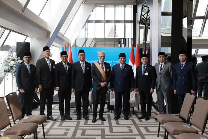 Turut mendampingi Presiden Prabowo dalam pertemuan tersebut yakni Menteri Koordinator Bidang Pangan Zulkifli Hasan, Menteri Kesehatan Budi Gunadi Sadikin, Menteri Investasi dan Hilirisasi sekaligus Kepala Badan Pengelola Investasi Danantara Rosan Perkasa Roeslani, dan Sekretaris Kabinet Teddy Indra Wijaya.