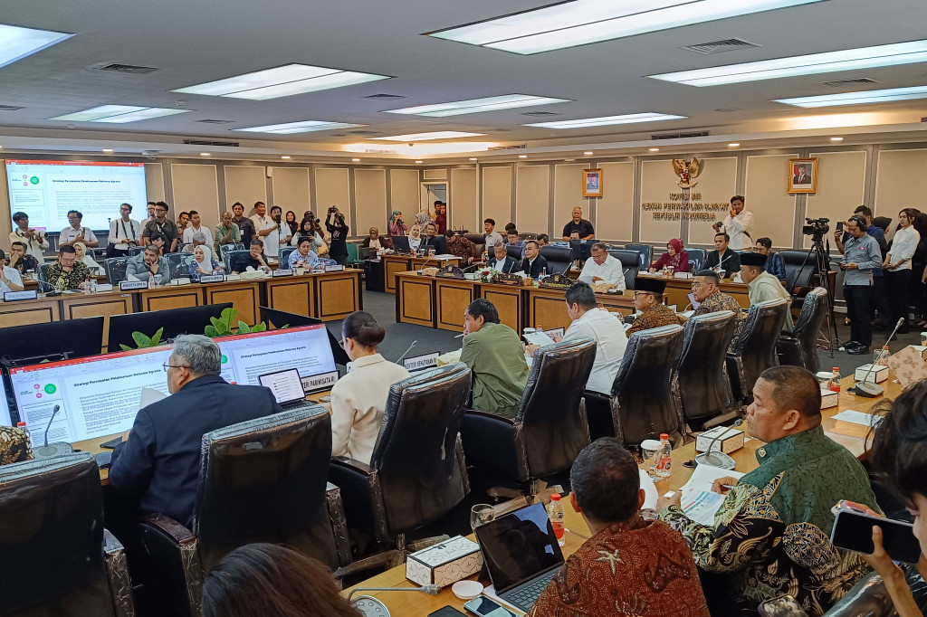 Mereka meliputi Menteri Kehutanan, Raja Juli Antoni; Menteri Agraria dan Tata Ruang/Kepala Badan Pertanahan Nasional (ATR/BPN), Nusron Wahid; Menteri Desa dan Pembangunan Daerah Tertinggal Yandri Susanto; dan Menteri Pariwisata, Widiyanti Putri Wardhana. Kemudian, Kepala Staf Presiden, Muhammad Qodari serta unsur dari Kementerian BUMN dan Kementerian Sekretariat Negara.
