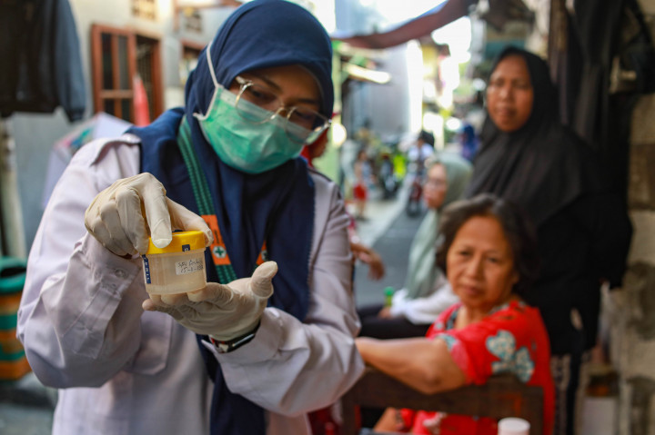 Tenaga kesehatan dari Puskesmas Kecamatan Gambir mengambil sampel dahak warga di kawasan Kelurahan Petojo Selatan, Gambir, Jakarta Pusat, Rabu, 24 September 2025.