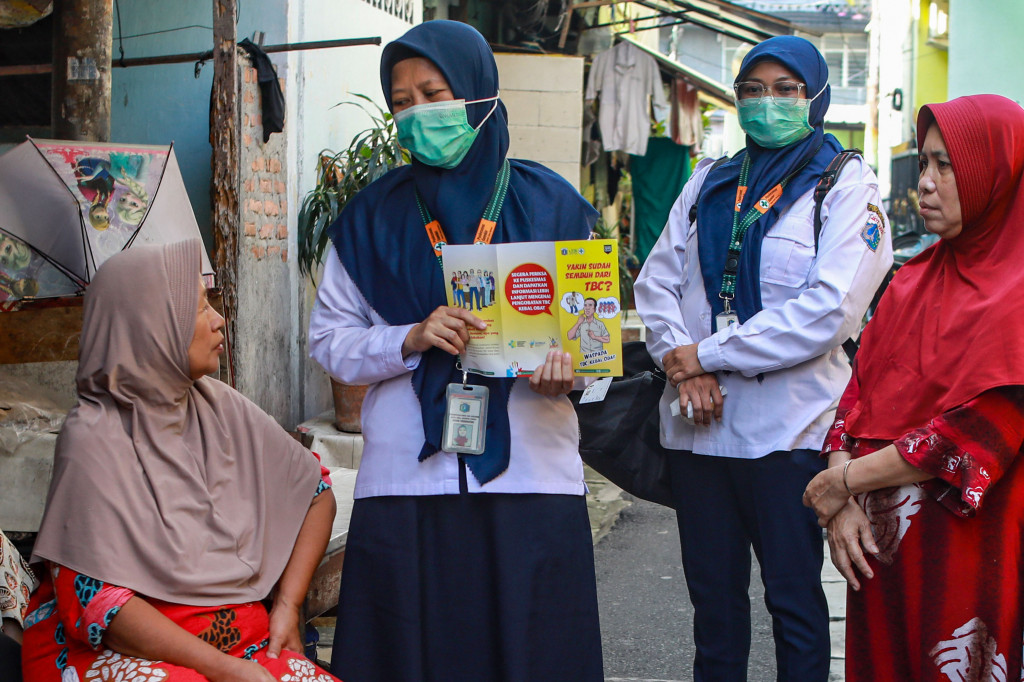Pemeriksaan yang dinamai Grebek TB (Tuberkulosis) atau TBC tersebut dilakukan secara random yang menyasar ke dalam satu lingkungan yang jumlahnya tidak dibatasi. 