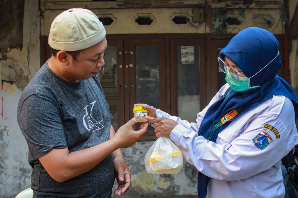 Di Kelurahan Petojo Selatan, telah terkumpul sekitar 400 sampel untuk nantinya diperiksa di laboratorium apakah ada yang terpapar penyakiit TB atau tidak untuk mengantisipasi penyakit menular.
