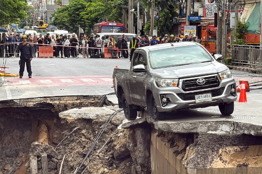 Jalan ambles itu berada di depan Rumah Sakit Vajira, sehingga menghentikan operasional selama dua hari, yang juga berdekatan dengan Kantor Polisi Samsen.