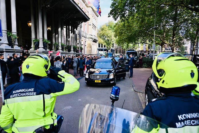 Usai menerima penghormatan resmi, Presiden Prabowo kemudian menuju kendaraan yang telah disiapkan. Kepala Negara akan menumpangi Limousine Cadillac panjang milik keluarga Kerajaan Belanda yang khusus digunakan untuk tugas kenegaraan atau kunjungan resmi. Kendaraan ini biasanya disimpan di Royal Stables, kawasan Istana Noordeinde, Den Haag, dan hanya digunakan dalam acara tingkat tinggi. Hal ini mencerminkan penghormatan yang tinggi dari Kerajaan Belanda terhadap kunjungan Presiden Prabowo.
