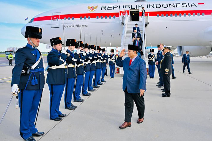 Prosesi penyambutan resmi turut diwarnai oleh kehadiran pasukan jajar kehormatan. Dua prajurit kehormatan berdiri di ujung tangga pesawat, sementara delapan lainnya berjajar rapi di sisi kanan karpet merah, memberikan penghormatan kepada Presiden Prabowo dan mengiringi langkah Kepala Negara menuju kendaraan.
