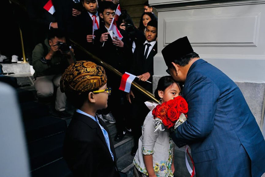 Kunjungan Presiden Prabowo ke Belanda menandai upaya mempererat hubungan bilateral, khususnya di bidang-bidang strategis. Pertemuan dengan Raja Belanda diharapkan akan memperkuat ikatan persahabatan serta memperluas peluang kerja sama strategis antara kedua negara.