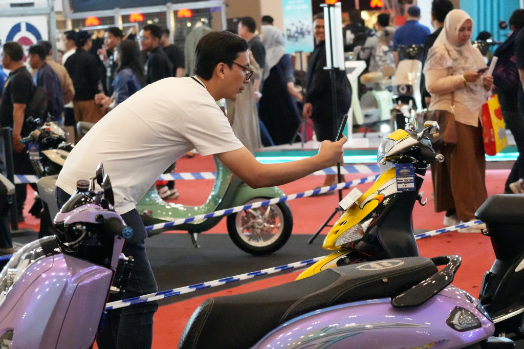 Setiap aliran modifikasi memiliki karakteristik unik, tak sedikit pengunjung mengabadikan motor yang dipamerkan untuk referensi modifikasi.