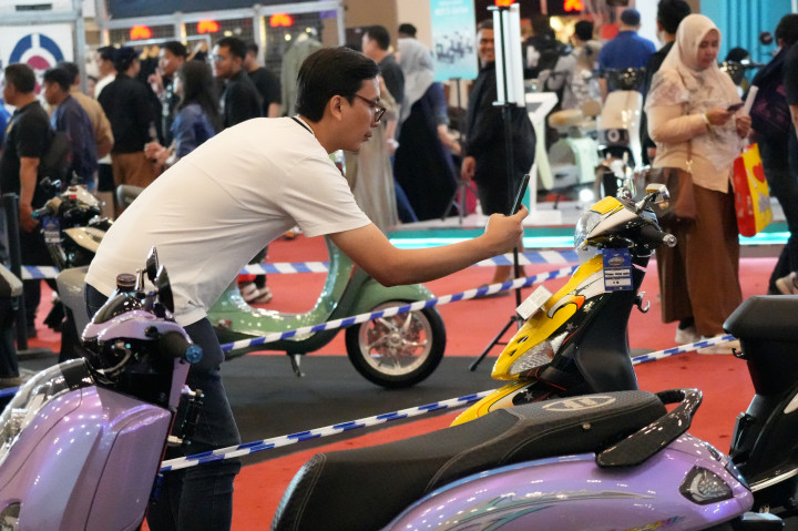 Setiap aliran modifikasi memiliki karakteristik unik, tak sedikit pengunjung mengabadikan motor yang dipamerkan untuk referensi modifikasi.