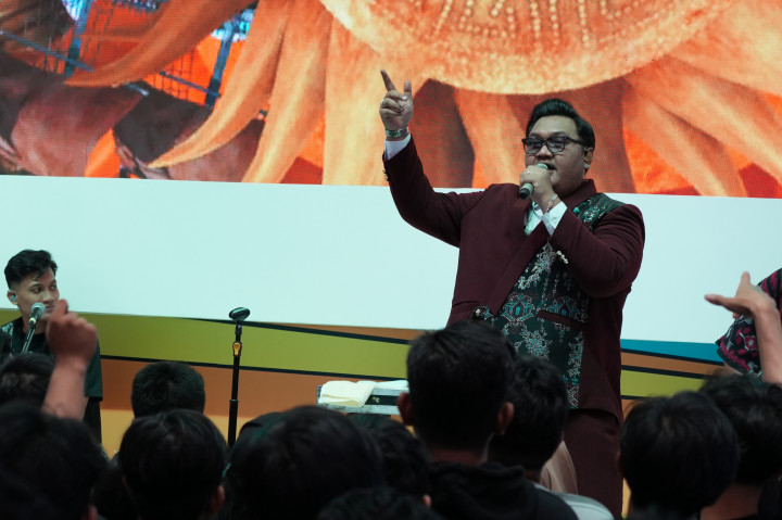 Di dalam arena pameran, suasana semakin meriah dengan penampilan musik dari Ndarboy Genk, grup musik asal Bantul, Yogyakarta yang dikenal dengan sentuhan dangdut modern dan lirik yang penuh kisah kehidupan.