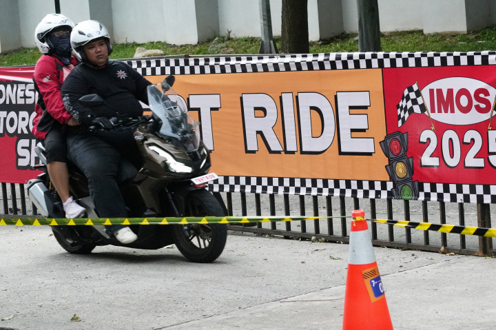 Tahun ini, IMOS tampil dengan semarak dengan berbagai program unggulan, mulai dari test ride motor terbaru, peluncuran produk baru, hingga menampilkan motor yang sudah dimodifikasi. 