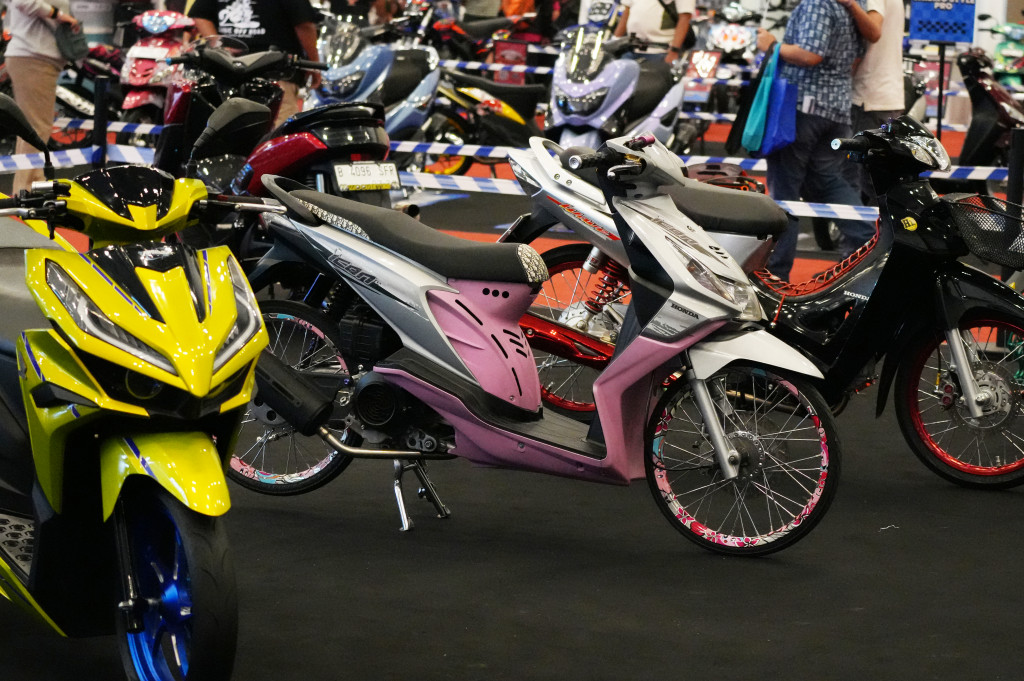 Deretan motor hasil sentuhan kreatif para builder lokal memikat perhatian pengunjung.