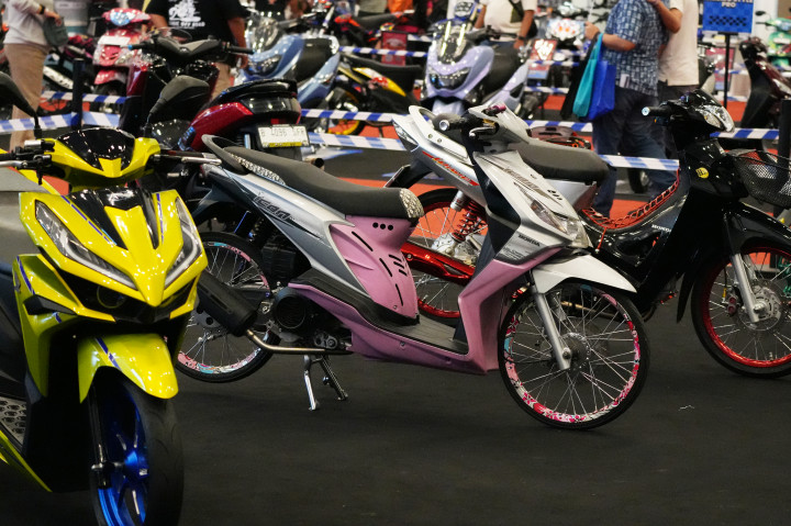 Deretan motor hasil sentuhan kreatif para builder lokal memikat perhatian pengunjung.