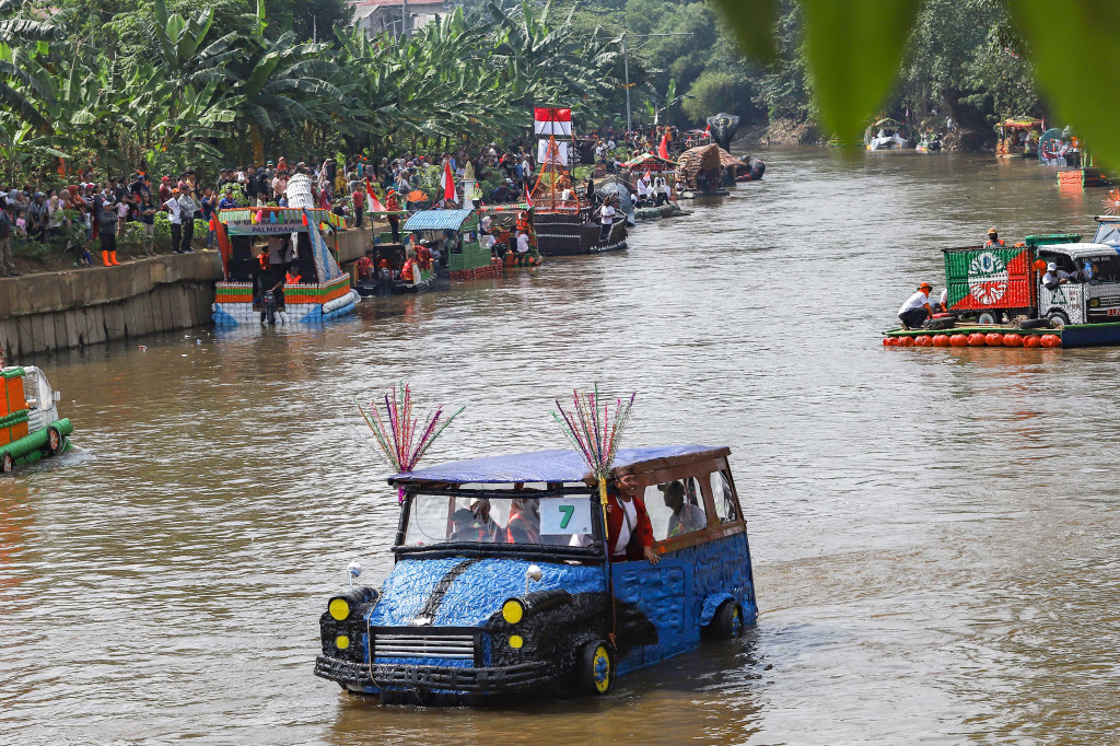 Beragam bentuk perahu yang terbuat dari limbah plastik seperti botol, kantong plastik dan galon mengikuti parade pada Festival Cinta Lingkungan (Cilung) 2025 di Sungai Ciliwung, MT Haryono, Pancoran, Jakarta, Minggu, 28 September 2025.