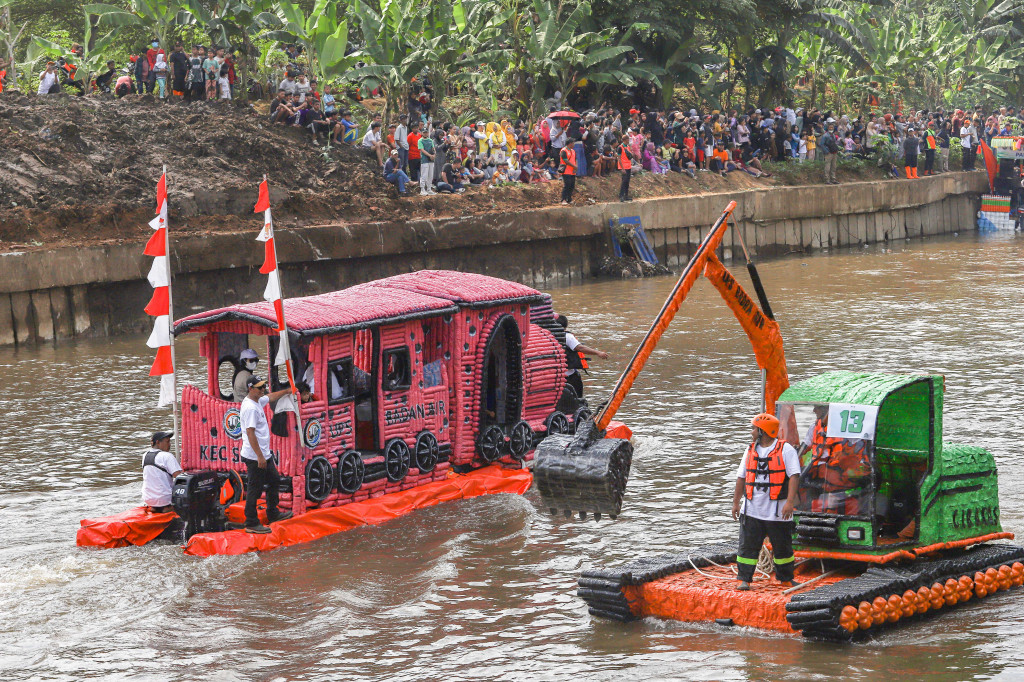 Sebanyak 43 perahu daur ulang kreasi dari sejumlah kecamatan di DKI Jakarta meramaikan Festival Cilung 2025. 