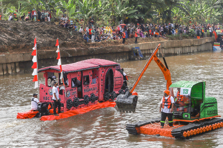 Sebanyak 43 perahu daur ulang kreasi dari sejumlah kecamatan di DKI Jakarta meramaikan Festival Cilung 2025. 