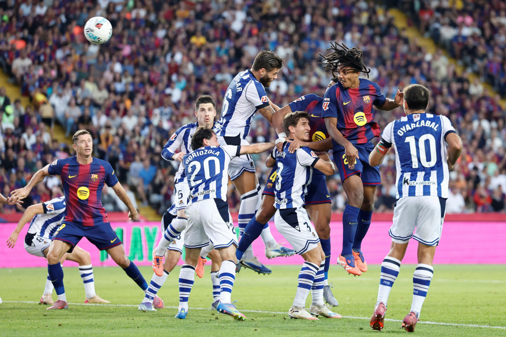 Tim asuhan Hansi Flick menciptakan beberapa peluang setelah kebobolan gol, namun baru bisa menyamakan kedudukan pada menit ke-43 melalui tandukan Jules Kounde, yang menanduk bola hasil sepak pojok Marcus Rashford.
