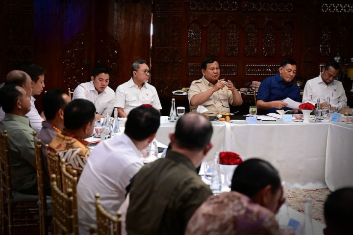 Rapat ini digelar segera setelah Presiden Prabowo kembali dari lawatan luar negeri dan meski bertepatan dengan hari libur, menunjukkan komitmennya dalam memantau langsung program-program pemerintah.