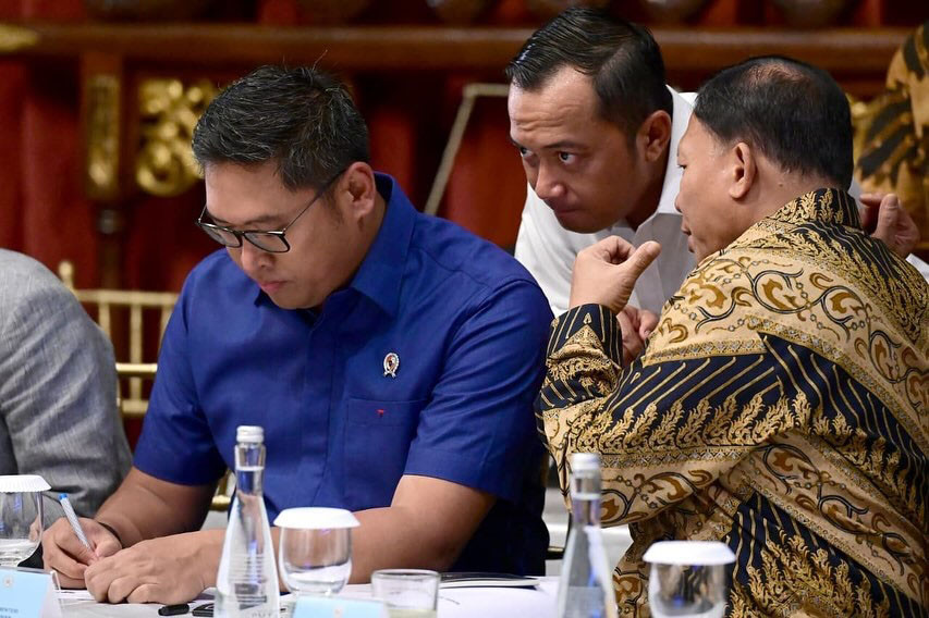 Sekretaris Kabinet Teddy Indra Wijaya dalam keterangan tertulisnya menyampaikan bahwa salah satu pembahasan utama adalah mengenai Program Makan Bergizi Gratis (MBG). “Salah satu yang menjadi pembahasan utama adalah mengenai Program Makan Bergizi Gratis, terkait langkah terbaik & beberapa evaluasi agar program ini dapat berjalan baik sesuai dengan yang direncanakan dan tepat sasaran,” tulis Seskab Teddy.