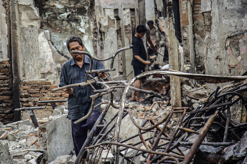 Beberapa warga nekat mencari barang-barang berharga milik mereka, bahkan sampai mengumpulkan orang untuk membantu mengamankan puing-puing tersebut.