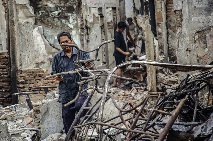 Beberapa warga nekat mencari barang-barang berharga milik mereka, bahkan sampai mengumpulkan orang untuk membantu mengamankan puing-puing tersebut.
