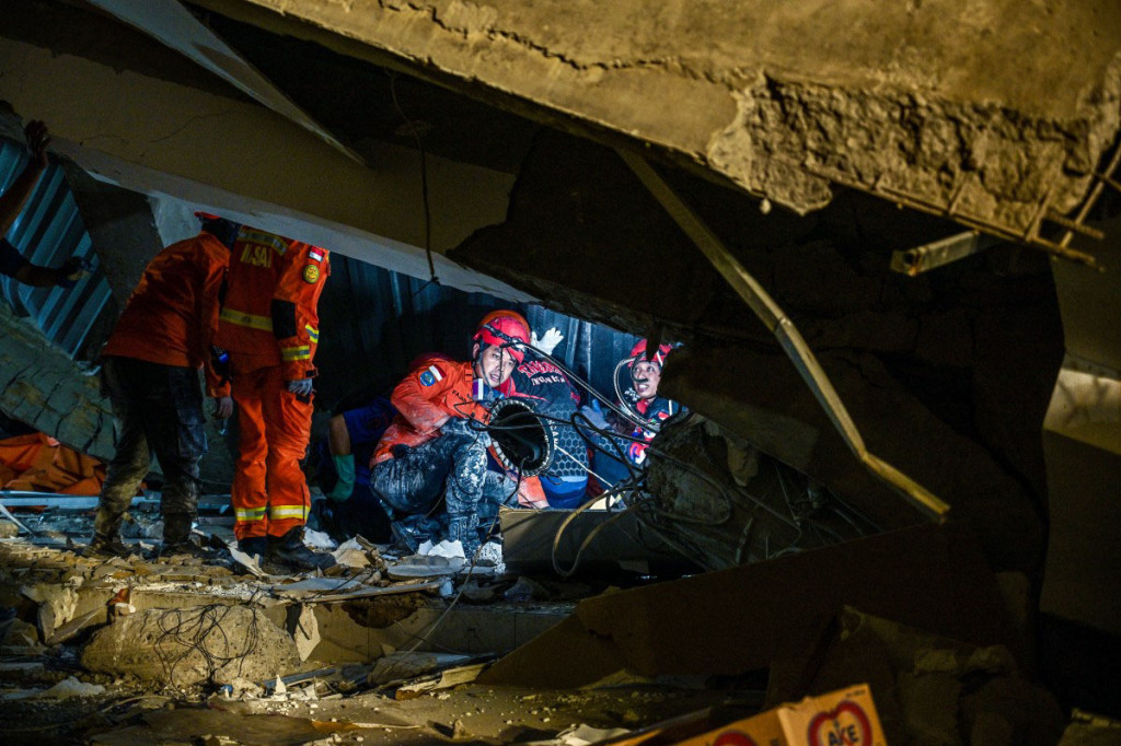Hal ini dinilai perlu dilakukan karena menurut dia, hingga malam ini, petugas SAR masih berupaya mengevakuasi santri yang tertimpa reruntuhan saat melaksanakan shalat di lantai bawah.