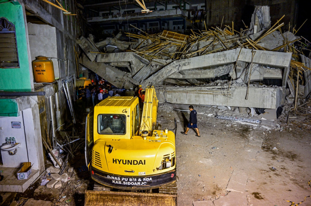 Basarnas mengkonfirmasi di lokasi saat ini sudah dikerahkan peralatan tambahan untuk mempercepat pembukaan akses ke lokasi korban.