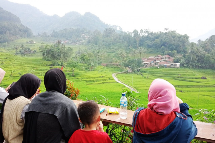 Terasering Cisalada terletak di dua himpitan Gunung Kasur dan Gunung Batu berada di lereng kaki Gunung Gagak (Gunung Halimun Salak bagian barat). Pemandangan dua gunung tersebut tampak jelas dari area terasering. 