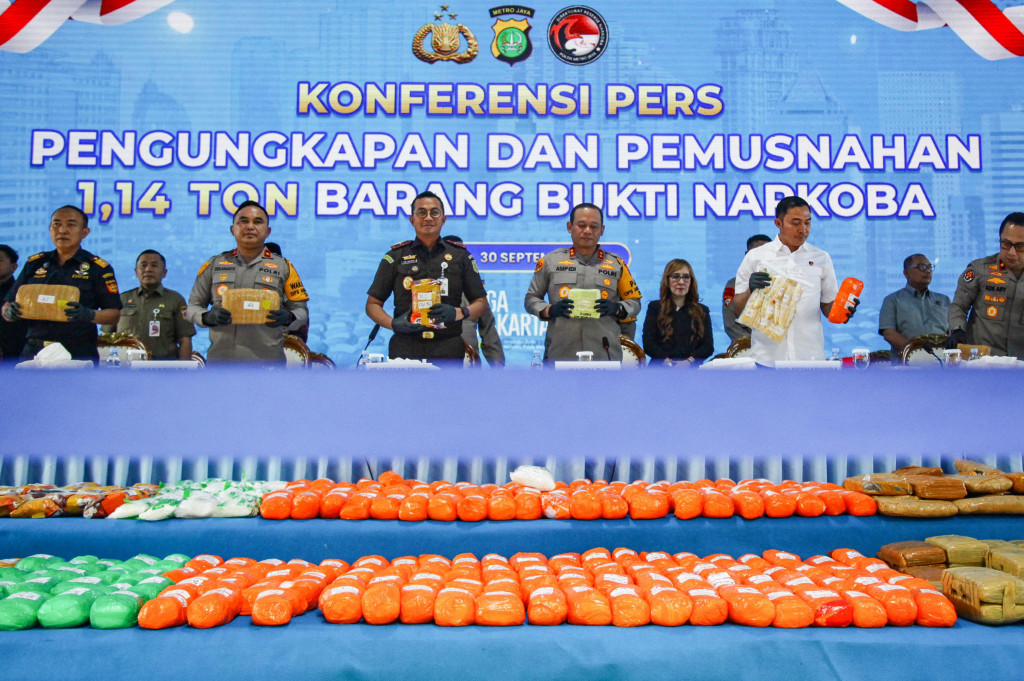 Polda Metro Jaya bersama jajaran polres mengungkap 1.719 kasus narkoba dan menyita 1,14 ton barang bukti dengan nilai total mencapai Rp1,13 triliun dalam tiga bulan terakhir, yakni sejak Juli hingga September 2025.