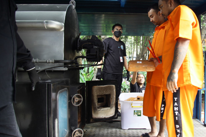 Dia merinci barang bukti yang disita, yakni sabu sebanyak 604 kilogram (kg), 221 kg ganja, 67,7 kg sabu cair, 23 ribu butir ekstasi, 569 ribu butir obat keras, 9,1 kg tembakau sintetis, 19,8 kg bibit sintetis, 6 kg ketamin, dan 164 kg happy five.