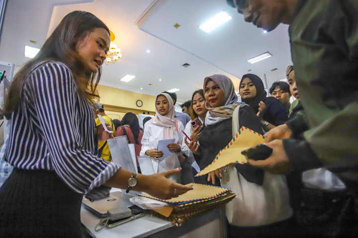  Para pencari kerja berdesakan saat memilih lowongan sejumlah perusahaan di arena Jakarta Job Fest 2025 di Gedung Pertemuan Pertamina, Cempaka Putih Tengah, Jakarta Pusat, Selasa, 30 September 2025. 