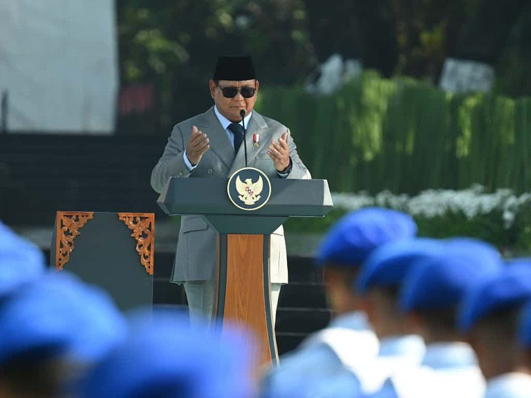 Rangkaian upacara diawali dengan salam kebangsaan, penghormatan kebesaran, dan laporan komandan upacara kepada Presiden Prabowo selaku inspektur upacara.