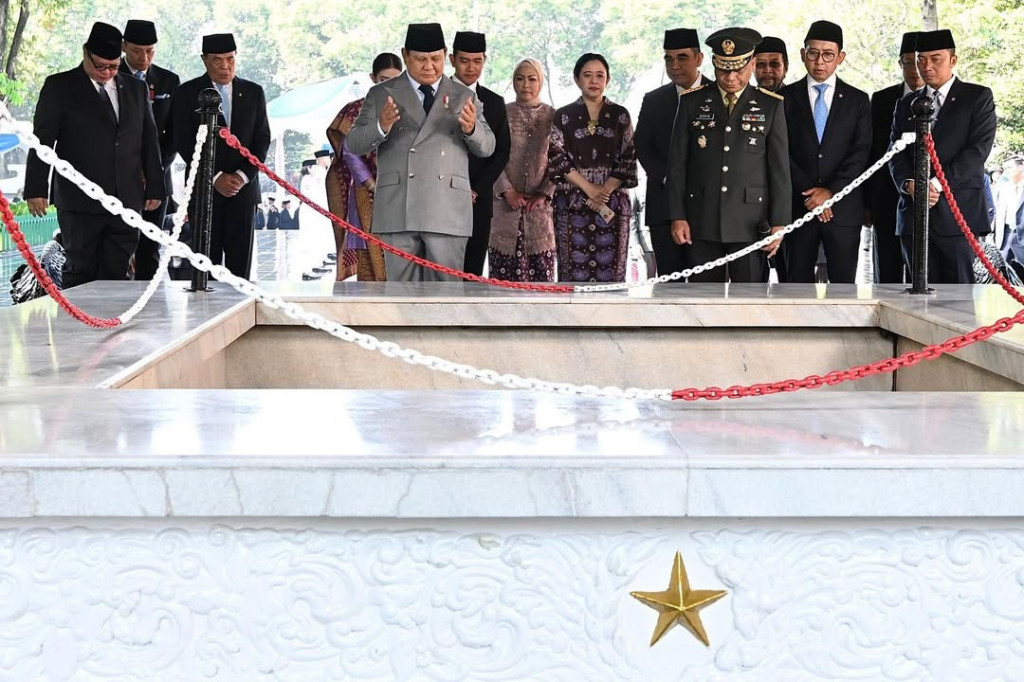 Setelah upacara, Presiden Prabowo bersama sejumlah menteri dan tamu undangan meninjau sumur Lubang Buaya, lokasi bersejarah yang menjadi simbol perjuangan sekaligus pengingat atas pengorbanan para pahlawan revolusi. Di sana, Kepala Negara juga sempat memanjatkan doa bagi para pahlawan revolusi.