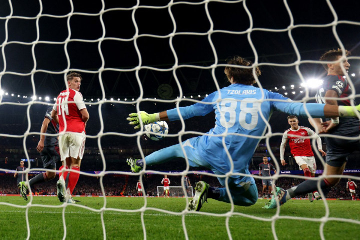 Arsenal naik ke posisi kelima klasemen Liga Champions dengan enam poin, hanya kalah selisih gol dari empat tim di atasnya, demikian laman UEFA.