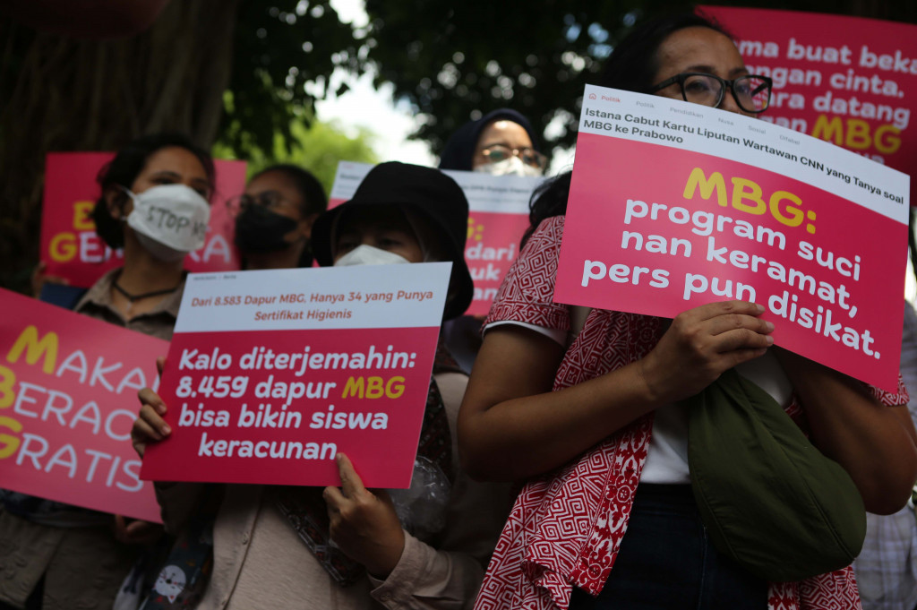 Dalam aksinya, mereka menyoroti sejumlah persoalan program MBG yang kerap bermasalah menimbulkan korban keracunan, standar kualitas yang rendah hingga risiko penyalahgunaan anggaran. 