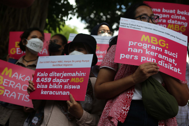 Dalam aksinya, mereka menyoroti sejumlah persoalan program MBG yang kerap bermasalah menimbulkan korban keracunan, standar kualitas yang rendah hingga risiko penyalahgunaan anggaran. 